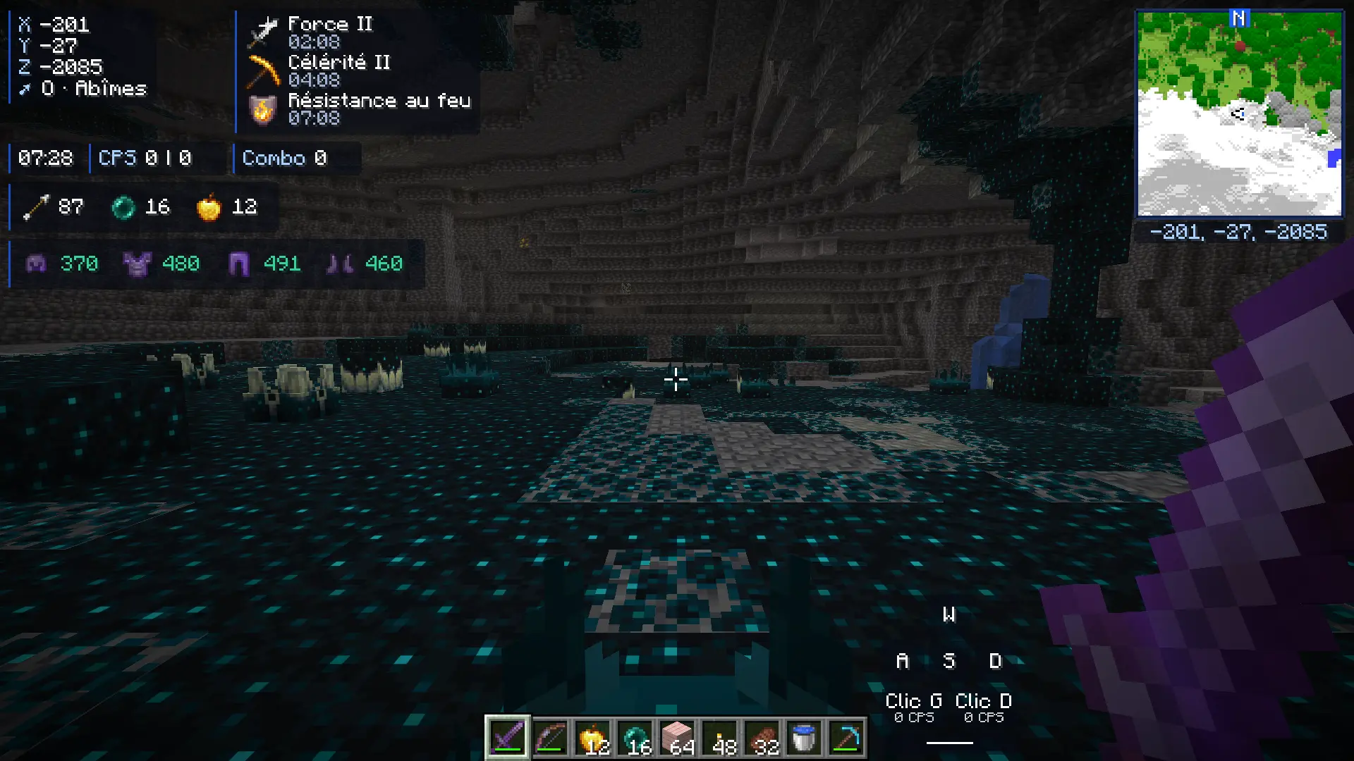 The same cave with Fullbright: the walls and the sculk become visible